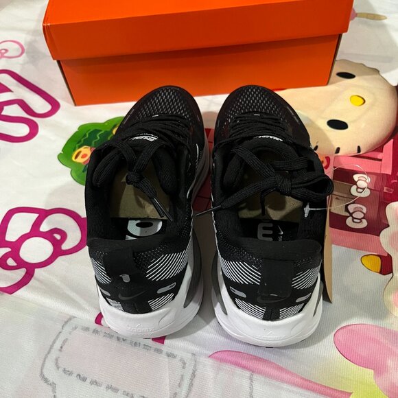 Nike Black And White Cushioned Running Shoes - Picture 6 of 7